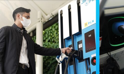 Segini Biaya Cas Mobil Listrik di Rumah, Jangan Buru-buru Beli!