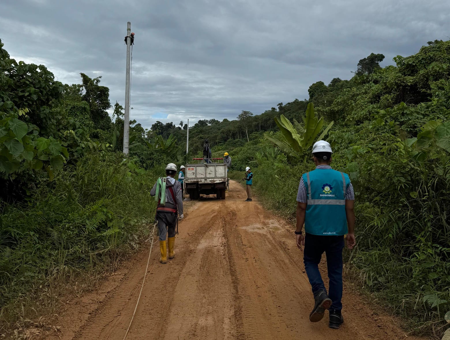10 Jam Lewati Jalan Berlumpur, PLN Terangi Desa Pedalaman Malinau