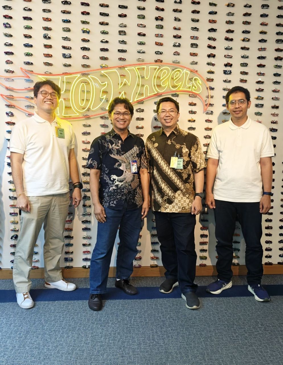 Chief Executive Officer (CEO) PT Eka Reka Palakerti Indonesia Anang Ind Pratama (kedua dari kanan), Chief Commercial Officer (CCO) PT Eka Reka Palakerti Indonesia Contardo Satria Gondokusumo (kiri), Christian Sahelangi Project Manager BZone-Mattel IT Inventory (kanan) pada saat kick-off Kerja Sama Strategis PT Mattel Indonesia dan PT Eka Reka Palakerti Indonesia atas implementasi BZone, guna mendukung efektivitas operasional serta kepatuhan terhadap regulasi kepabeanan.