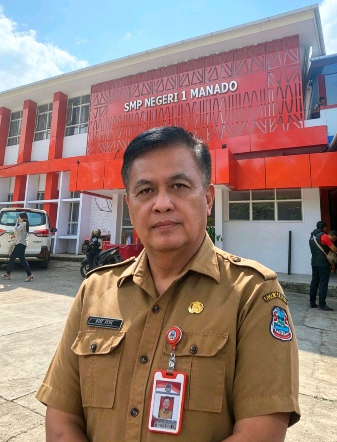 SMP Negeri 1 Manado. Insert: Kepala Dinas Dikbud Kota Manado.
