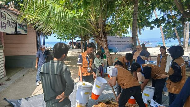 Tim PkM Itera Latih Warga Pahawang Olah Limbah Pertanian Jadi Pupuk Organik