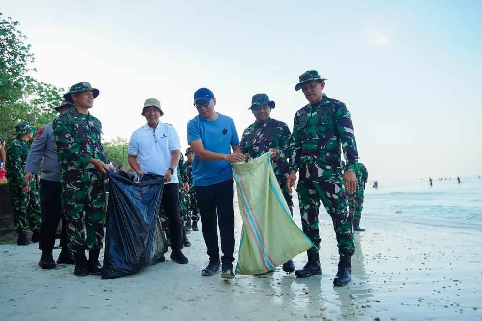 Gubernur Mirza Pimpin Gerakan Radin Inten Asri Jaga Pesisir Lampung.jpeg