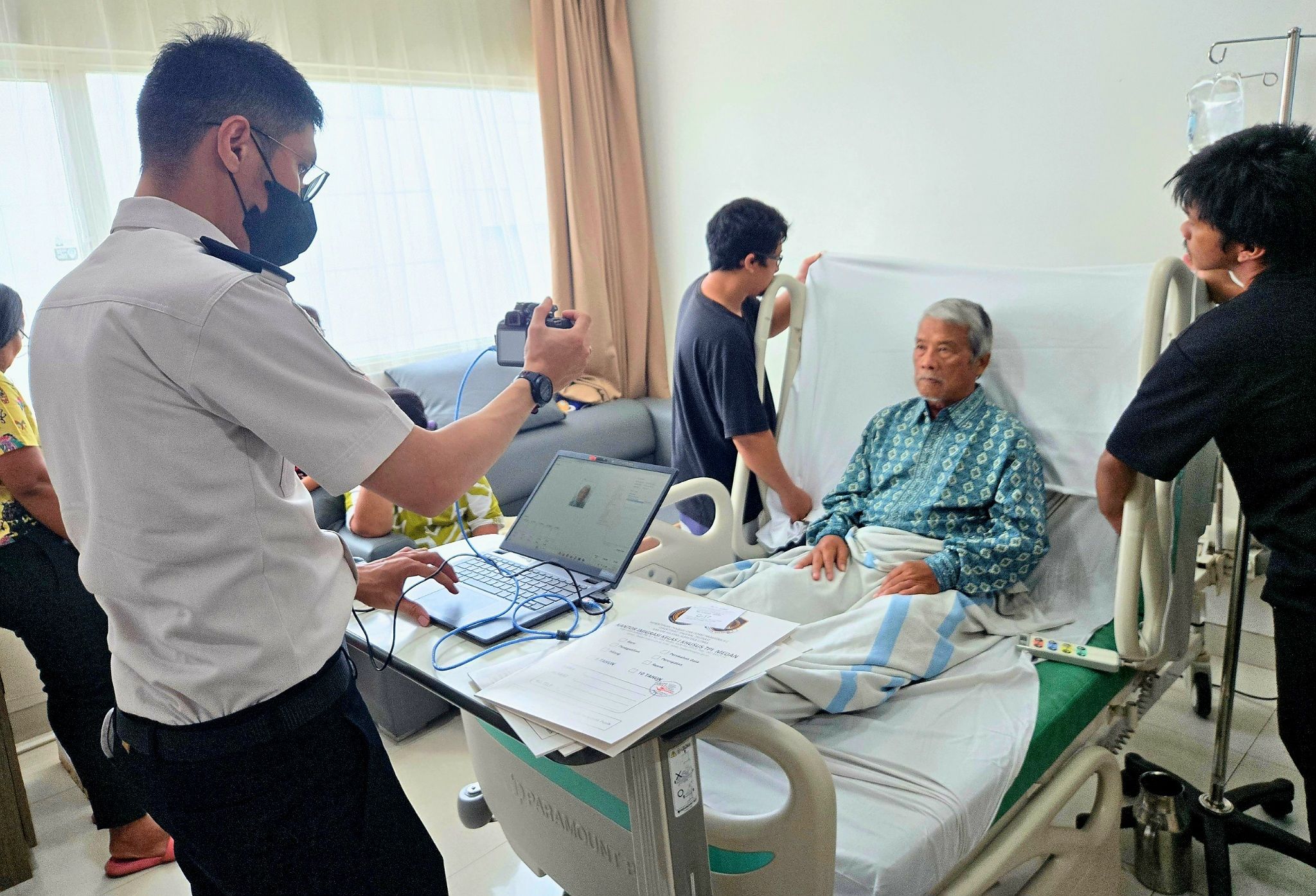 Kantor Imigrasi Medan memberi layanan IMed-Larasati kepada MS (78) di RS Murni Teguh