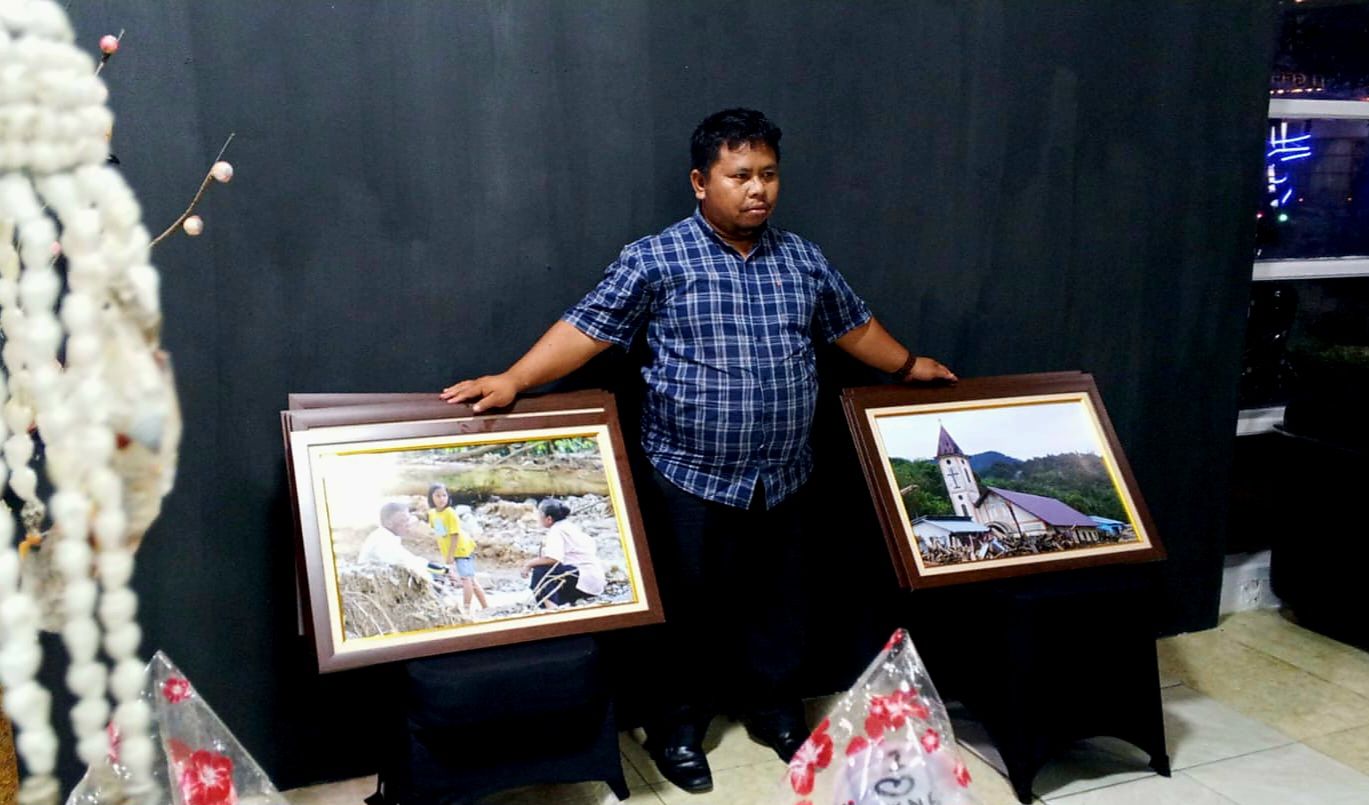 SMP Marihot Pasaribu memamerkan sejumlah foto bencana alam yang malanda Kabupaten Tapteng