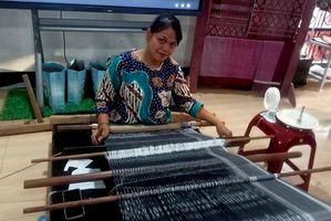 Irvanna Hutabarat, pengrajin songket Bintang Maratur di PRSU 2026