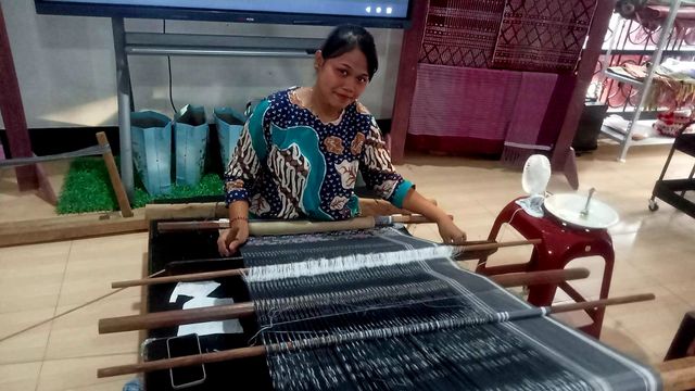 Irvanna Hutabarat, pengrajin songket Bintang Maratur di PRSU 2026