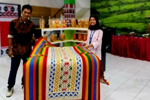 Paviliun Pemkab Madina memamerkan Amak Lampisan, tikar warisan raja Mandailing 