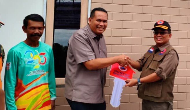 Sekretaris Utama BNPB Rustian menyerahkan kunci rumah huntap mandiri kepada warga terdampak bencana hidrometeorologi Siklon Senyar wilayah Sumatra Barat