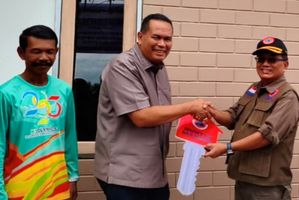Sekretaris Utama BNPB Rustian menyerahkan kunci rumah huntap mandiri kepada warga terdampak bencana hidrometeorologi Siklon Senyar wilayah Sumatra Barat