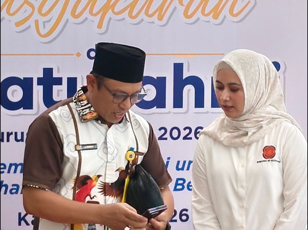 Kepala BPN Balikpapan, Haji Subur bersama Ketua Komisariat REI Balikpapan, Hj Andi Kalaru. 