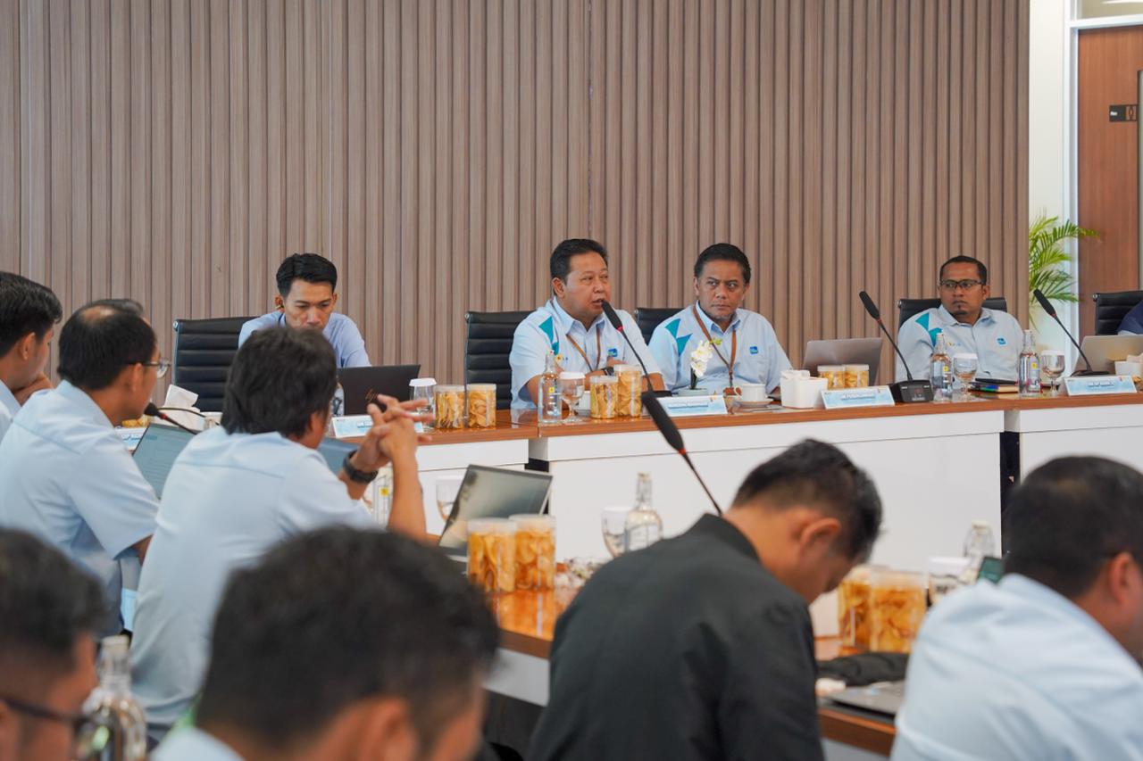 General Manager PLN UIP KLT, Dewanto memberikan arahan terkait evaluasi kinerja dan strategi percepatan penyelesaian proyek ketenagalistrikan pada Semester II Tahun 2026