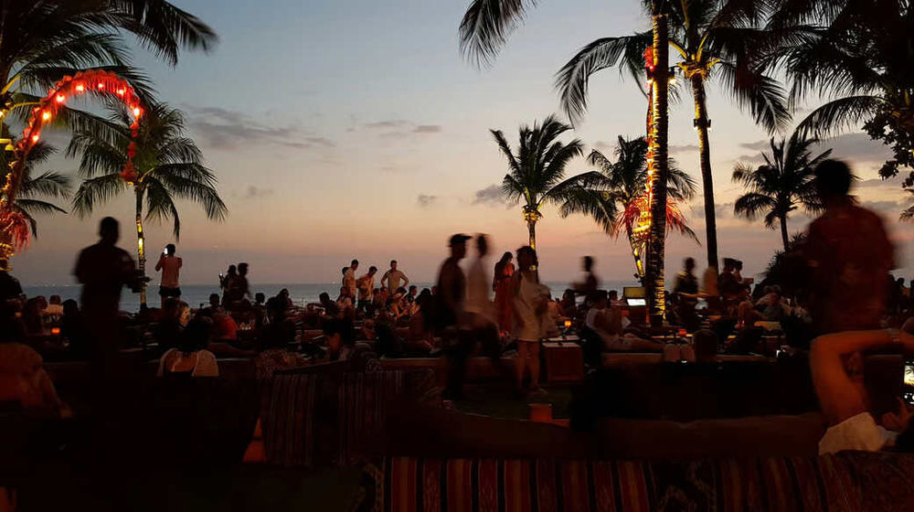 Anatomi Kuliner Seminyak Polarisasi Tiga Stratum Ekonomi dalam Satu Koridor Jalan.jpg