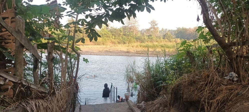 Warga Desa Muara Maung, beraktivitas mandi dan mencuci di Sungai Lematang yang berdekatan dengan PLTU Keban Agung