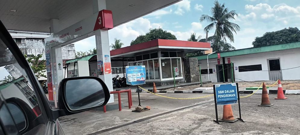 Salah satu SPBU di Jalan Lintas Tengah (Jalinteng) Sumatera yang tampak lenggang