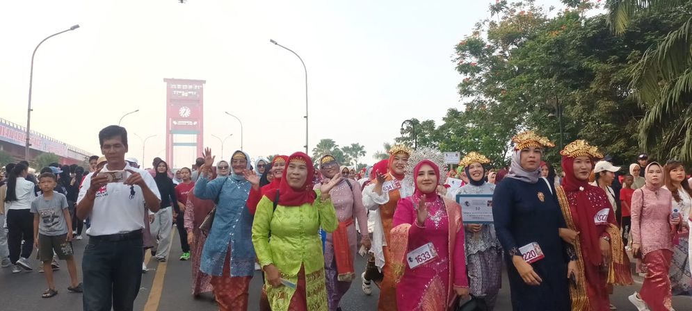 Suasana parade kebaya di CFD Jembatan Ampera Palembang, Minggu (19/7/2026)