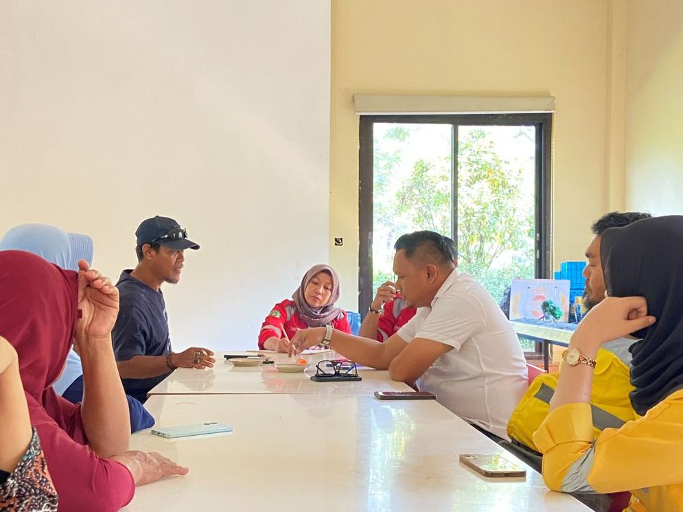 Suasana pertemuan perwakilan yang terdampak banjir Sungai Kungkilan bertemu dengan perwakilan tiga dari empat perusahaan tambang batu bara yang dituntut bertanggung jawab atas banjir di Desa Muara Maung