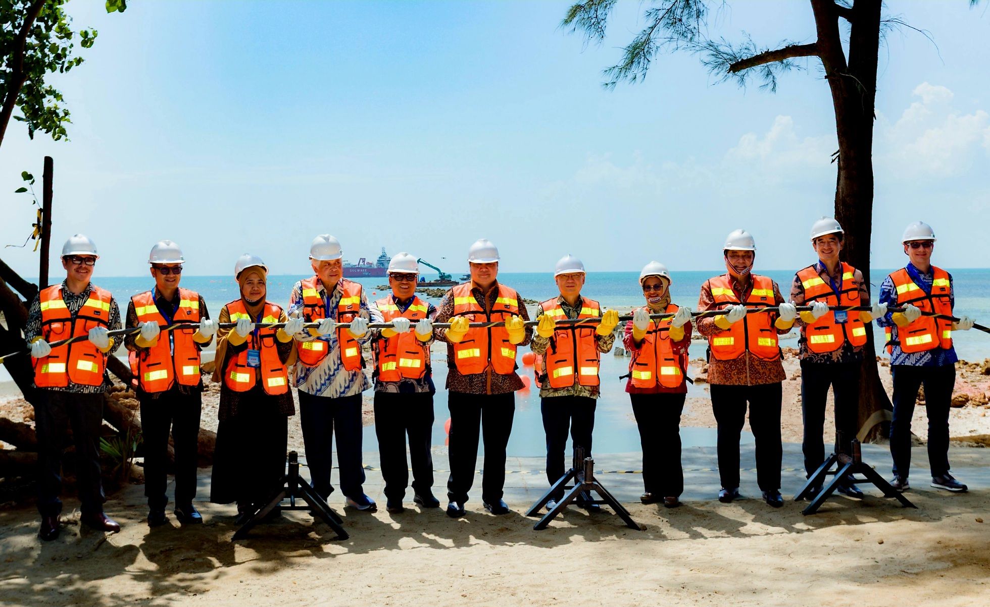 Keempat dari kanan: Direktur Utama Telkom Indonesia Dian Siswarini melakukan simbolis pendaratan kabel bawah laut Nongsa Changi Cable (NCC) di Batam