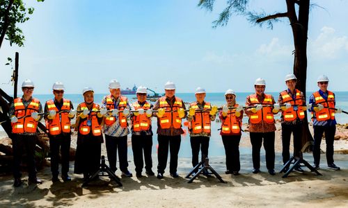 Keempat dari kanan: Direktur Utama Telkom Indonesia Dian Siswarini melakukan simbolis pendaratan kabel bawah laut Nongsa Changi Cable (NCC) di Batam