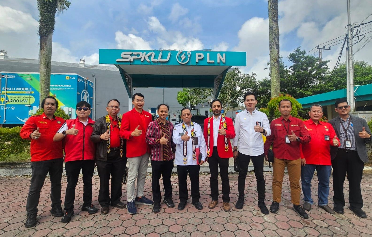 General Manager PT PLN (Persero) Unit Induk Distribusi Kalimantan Timur dan Kalimantan Utara (UID Kaltimra), Muchamad Chaliq Fadli, saat mendampingi kunjungan Ketua Umum Dewan Pimpinan Pusat (DPP) Serikat Pekerja PT PLN (Persero), M. Abrar Ali, dan Kadisnakertrans Provinsi Kaltim Rozani Erawadi ketika meninjau fasilitas SPKLU pada Rabu, 22 Juli 2026