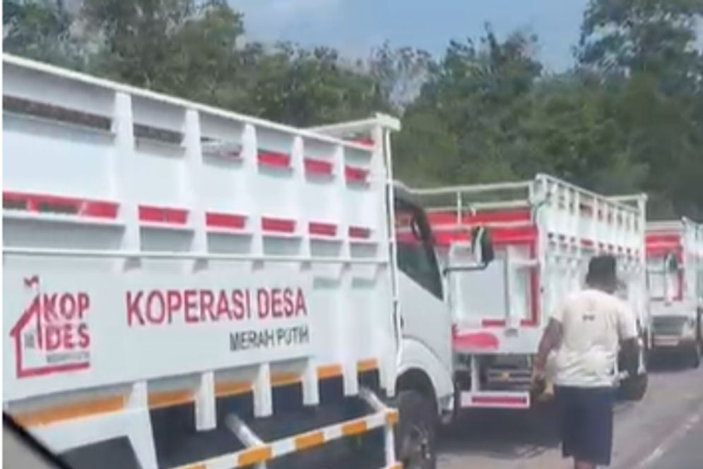 Iringan truk Kopdes Merah Putih di Jalinteng Sumsel