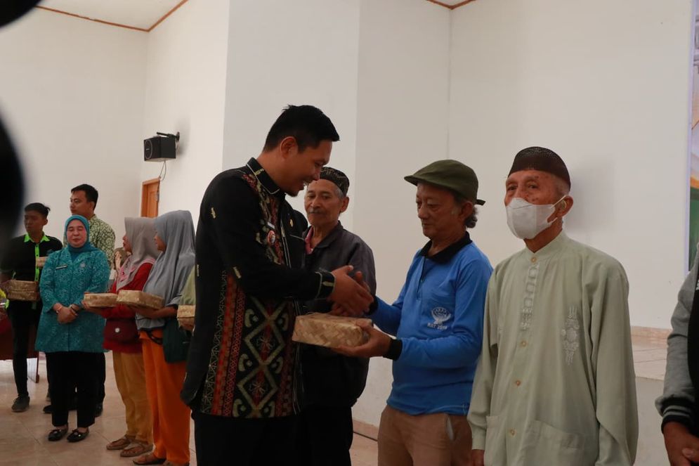 BAZNAS Palembang Bagikan 200 Paket Daging untuk Warga Sukarami