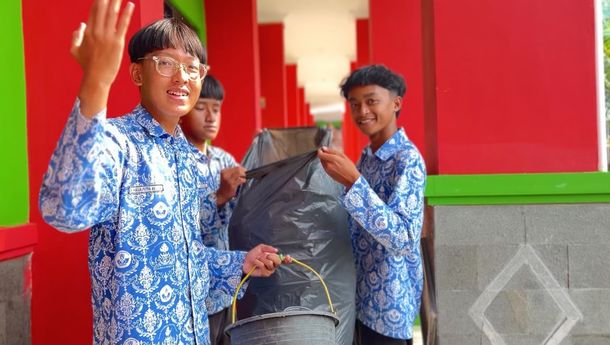 SMPN 26 Bandar Lampung Atasi Limbah Plastik lewat Inovasi Siger Betik
