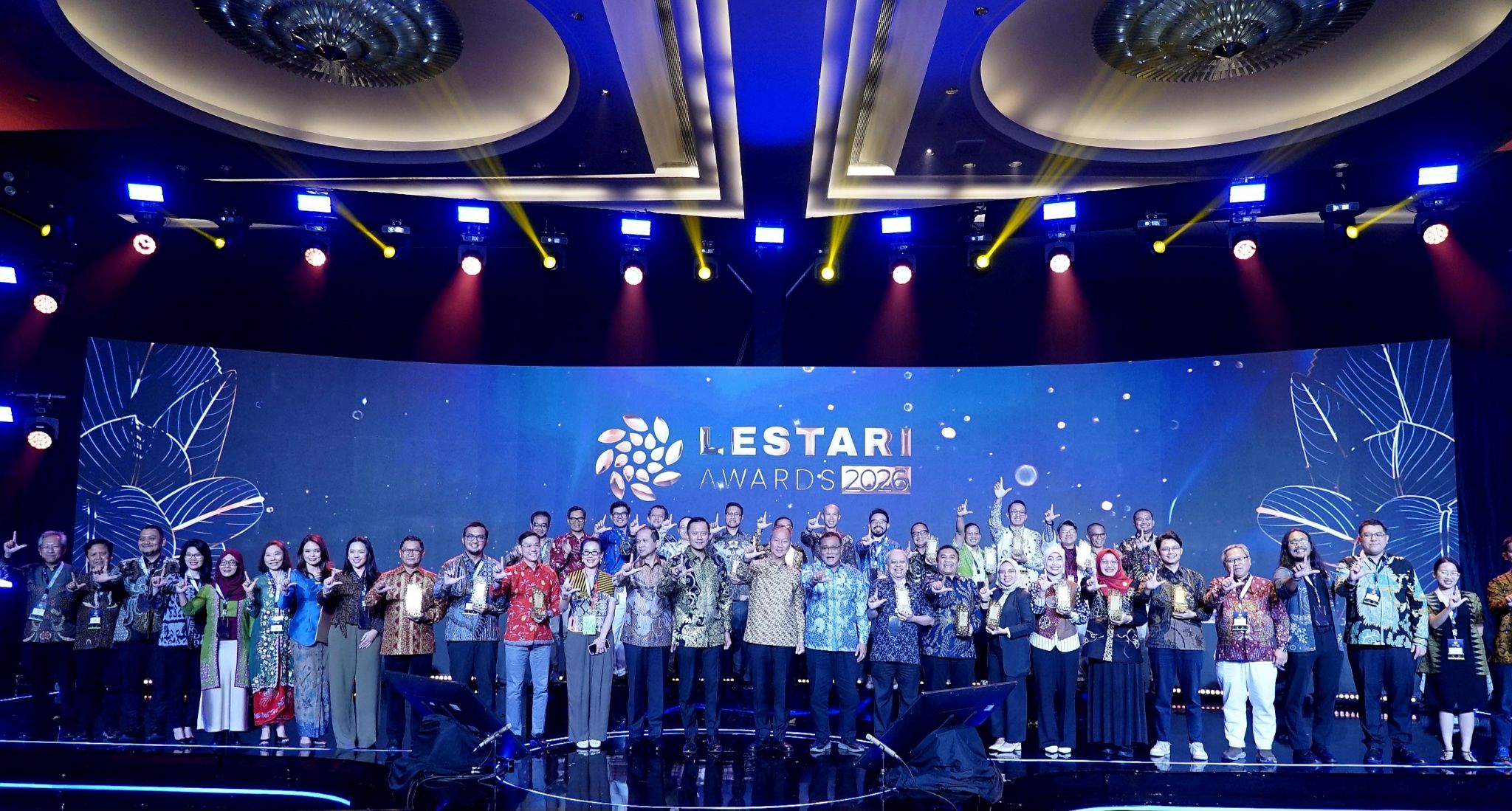 Telkom meraih Lestari Award 2026 kategori Talent Management yang diserahkan langsung Menteri Koordinator Bidang Infrastruktur dan Pembangunan Kewilayahan Agus Harimurti Yudhoyono
