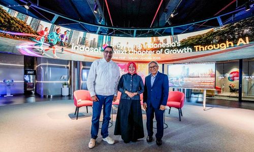  President Director and CEO Indosat Ooredoo Hutchison Vikram Sinha bersama Director and Chief Legal and Regulatory Officer IOH Reski Damayanti dan Director and Chief Business Officer IOH Muhammad Buldansyah