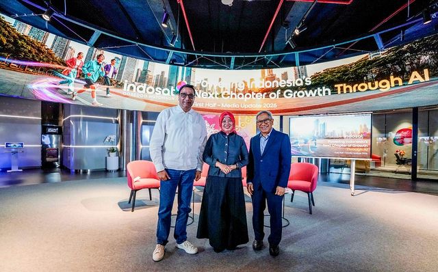  President Director and CEO Indosat Ooredoo Hutchison Vikram Sinha bersama Director and Chief Legal and Regulatory Officer IOH Reski Damayanti dan Director and Chief Business Officer IOH Muhammad Buldansyah