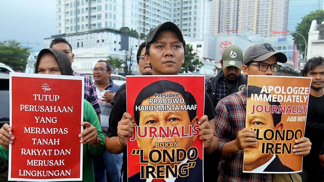 Massa Aksi Kamisan mengatasnamakan Sojamsu menolak pelebelan "Londo Ireng" dan menuntut Presiden Prabowo Subianto meminta maaf
