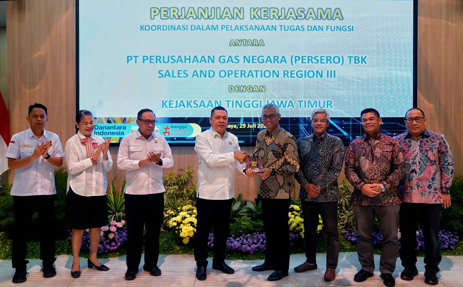 Kejati Jawa Timur dan PGN Sales and Operation Region III usai menandatangani nota kesepahaman di bidang Perdata dan Tata Usaha Negara (Datun), di Aula Sasana Adhyaksa Kejati Jawa Timur, Rabu (29/7/2026)
