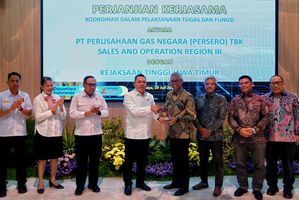  Kejati Jawa Timur dan PGN Sales and Operation Region III usai menandatangani nota kesepahaman di bidang Perdata dan Tata Usaha Negara (Datun), di Aula Sasana Adhyaksa Kejati Jawa Timur, Rabu (29/7/2026)