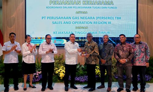Kejati Jawa Timur dan PGN Sales and Operation Region III usai menandatangani nota kesepahaman di bidang Perdata dan Tata Usaha Negara (Datun), di Aula Sasana Adhyaksa Kejati Jawa Timur, Rabu (29/7/2026)
