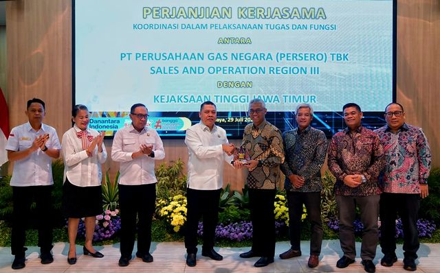 Kejati Jawa Timur dan PGN Sales and Operation Region III usai menandatangani nota kesepahaman di bidang Perdata dan Tata Usaha Negara (Datun), di Aula Sasana Adhyaksa Kejati Jawa Timur, Rabu (29/7/2026)