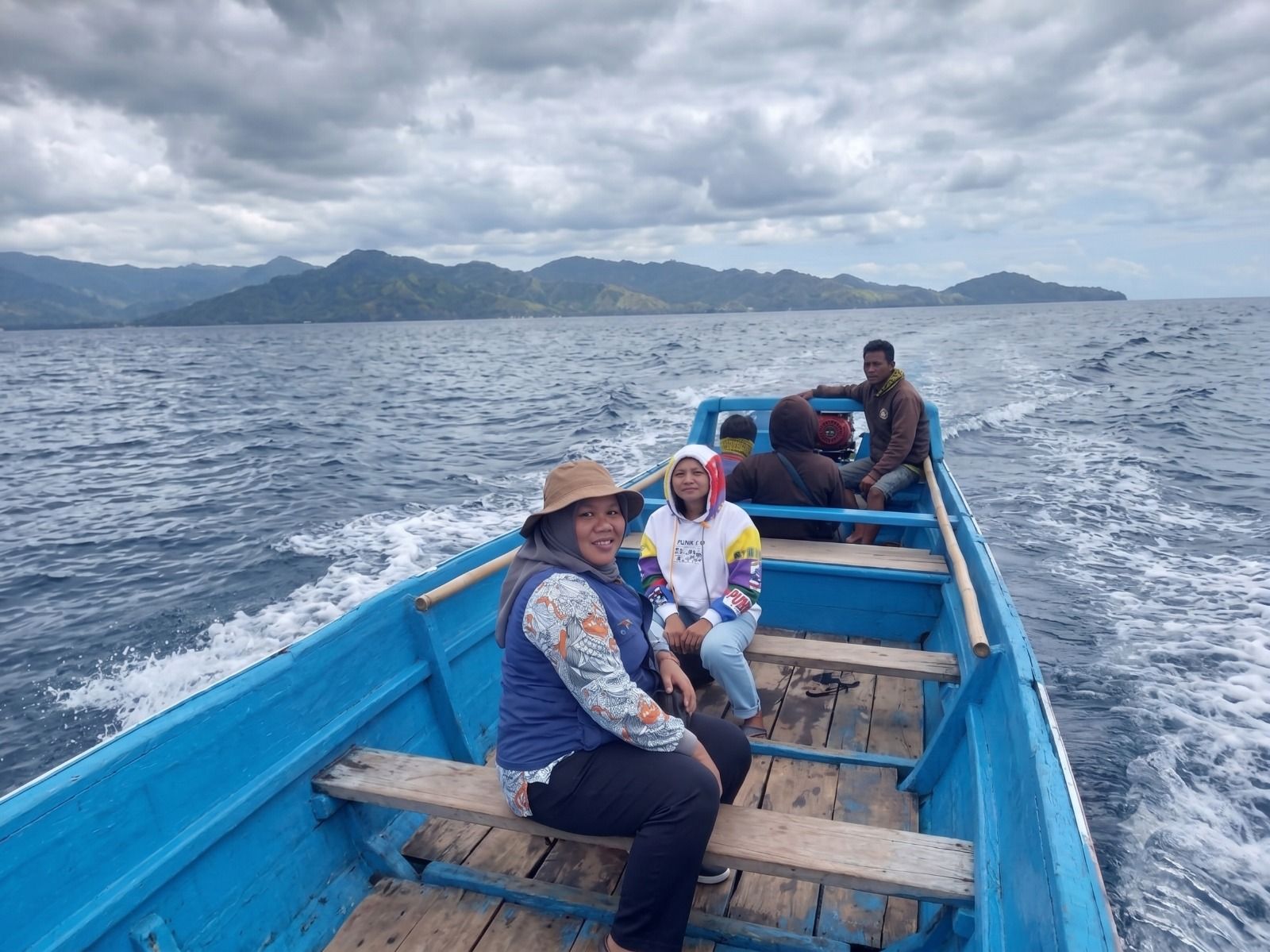 Terjang Ombak, Mantri BRI Buka Akses Keuangan bagi Warga Pulau Seram