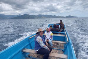 Terjang Ombak, Mantri BRI Buka Akses Keuangan bagi Warga Pulau Seram