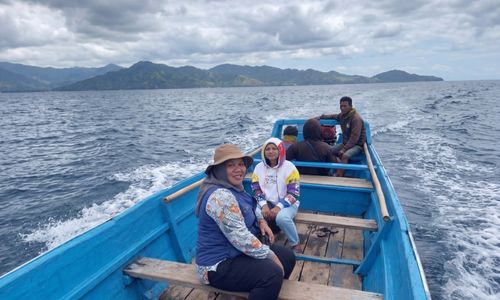 Terjang Ombak, Mantri BRI Buka Akses Keuangan bagi Warga Pulau Seram