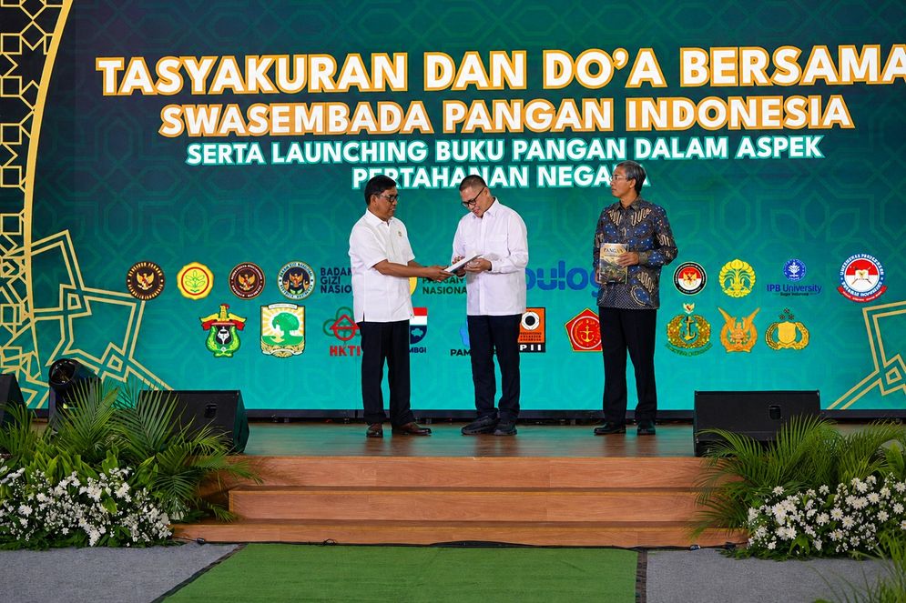 Dirut PTPN I Abdul Rivai Ras Luncurkan Buku Pangan dalam Aspek Pertahanan Negara.jpeg