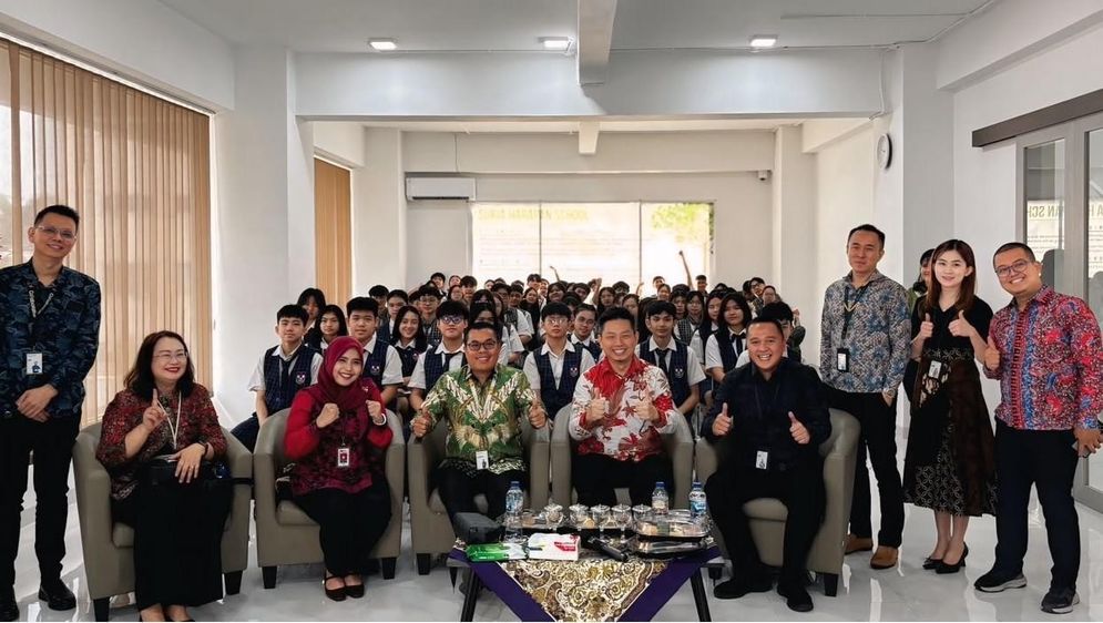 Ketiga dari kiri: Helmiyani (Deputi Kepala OJK Provinsi Jambi); keempat dari kiri: Thamrin Tambunan (Regional Corporate Ofifiicer, Danamon Sumatera wilayah 2); kelima dari kiri: Agus (Kepala Yayasan Suria Harapan School); keenam dari kiri: Iqbal Maulana (Sustainability Finance Head Danamon)