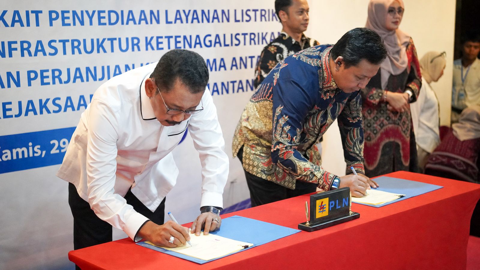 General Manager PLN UIP Kalimantan Bagian Timur, Dewanto, dan Kepala Kejaksaan Tinggi Kalimantan Utara, Yudi Indra Gunawan, S.H., M.H., menandatangani Perjanjian Kerja Sama (PKS) sebagai bentuk penguatan kolaborasi dalam penanganan permasalahan hukum di bidang Perdata dan Tata Usaha Negara