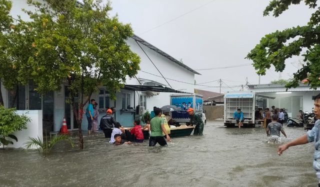 Banjir merendam sejumlah wilayah di Kota Padang, Sumatera Barat