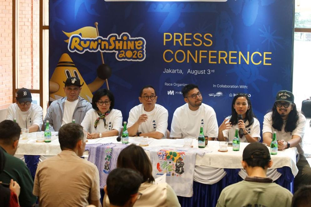 Foto 1 - Direktur Utama GIK UGM Alfatika Aunuriella Dini (kedua kanan), Ketua KAHGAMA Prof. Dr. Paripurna P. Sugarda (tengah), Bendahara Umum KAHGAMA Triweka Rinanti 2.JPG