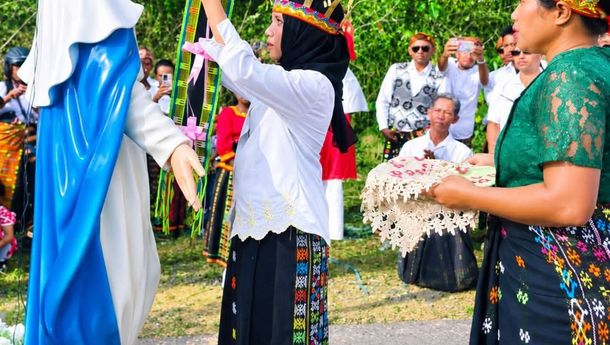 Gadis Muslim Sematkan Selendang pada Arca Maria, Simbol Harmoni Golo Koe