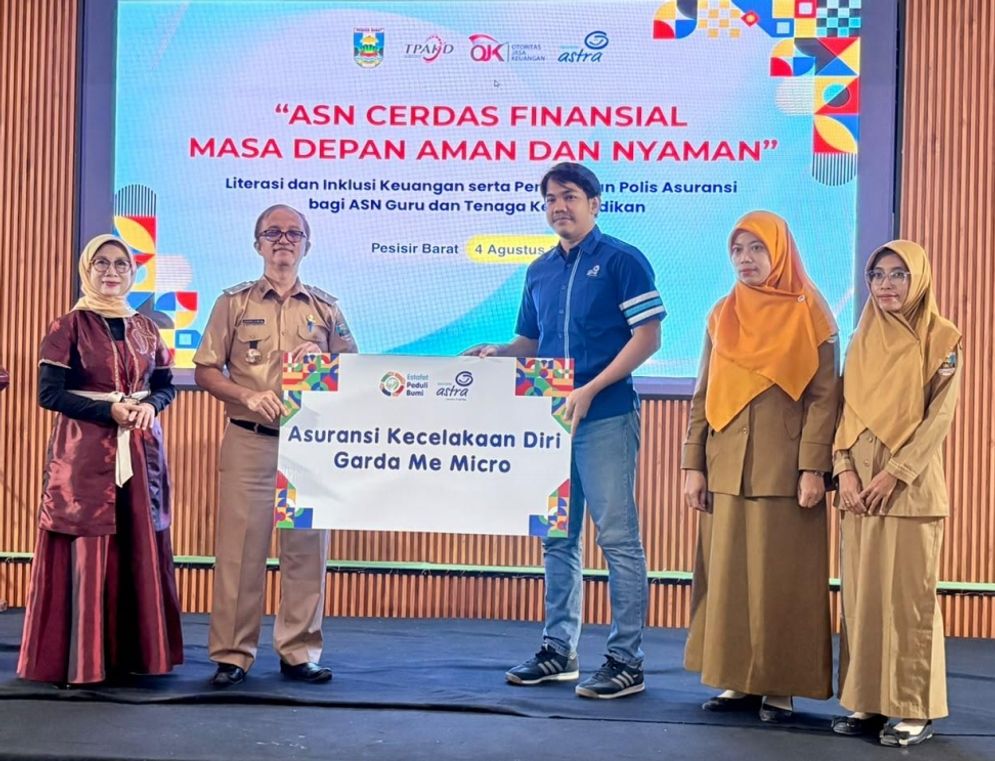 OJK dan Pemkab Pesibar Wujudkan Inklusi Keuangan, 150 Guru Terima Polis Asuransi Jiwa
