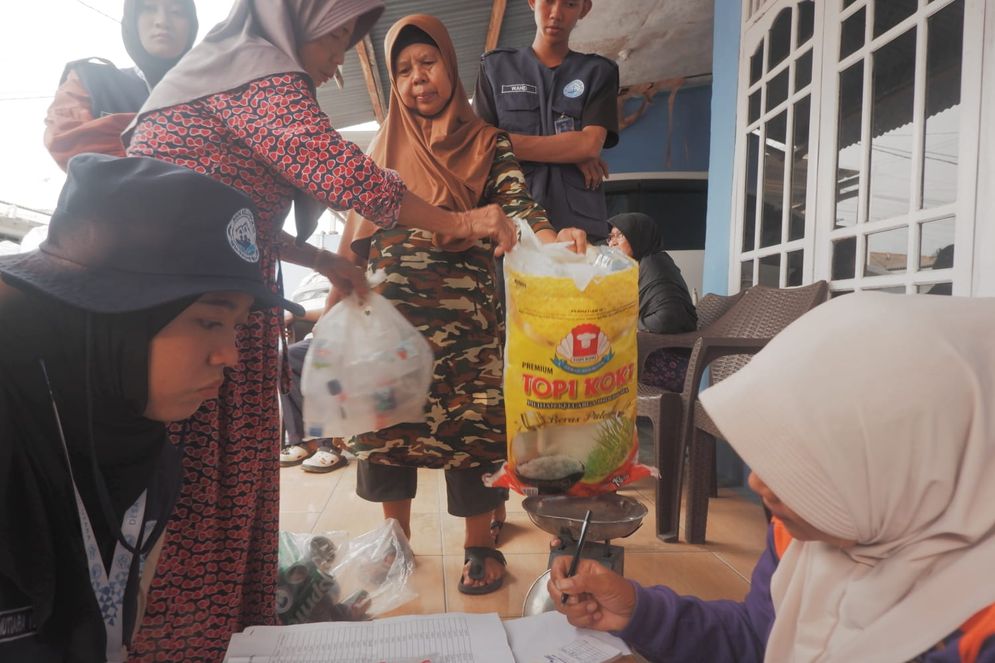 Petugas Bank Sampah Grisabel sedang menimbang sampah yang diantarkan anggotaa kelompok bank sampah tersebut