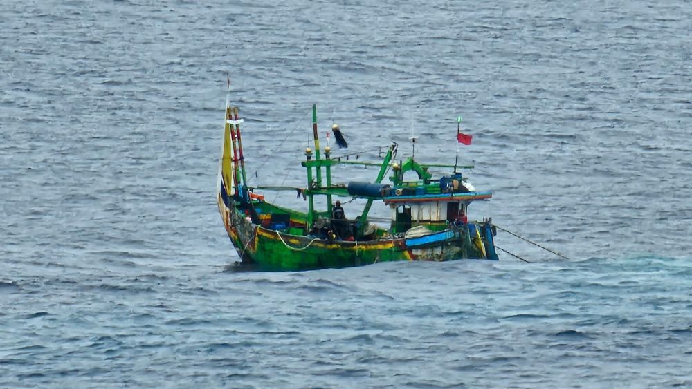 Pemkab Kutai Timur membagikan dokumen e-Pas Kecil untuk nelayan.