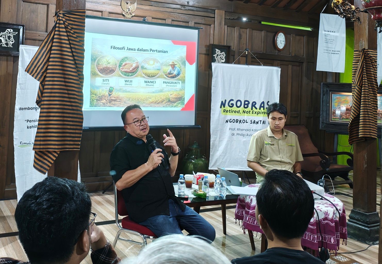 Praktisi bisnis senior, Rhenald Kasali, dalam acara Ngobras bertajuk Retired, Not Expired: Kehidupan Setelah 9 to 5 di Joglo Batik 82, Klaten, Rabu 5 Agustus 2026 sore.