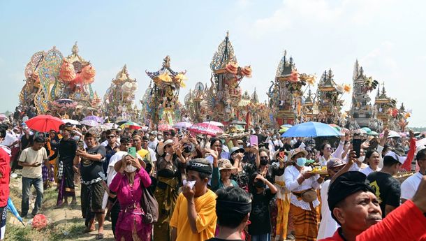 Ngaben Massal Balinuraga Tarik Puluhan Ribu Pengunjung hingga Turis Italia