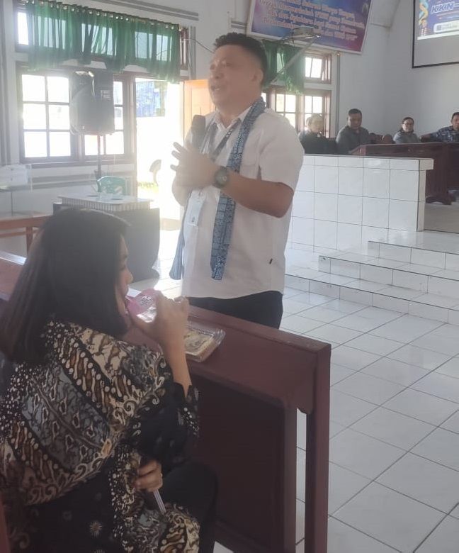 Warek Akademik UKIT, Dr. Yopie A.T. Pangemanan dalam kegiatan KKN Tematik 2026.