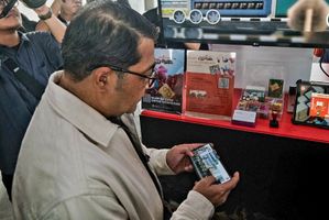  Menteri Ekonomi Kreatif Teuku Riefky Harsya mencoba gim karya pengembang lokal saat menghadiri HARGAI Playday 2026 di Garuda Spark Innovation Hub, Jakarta